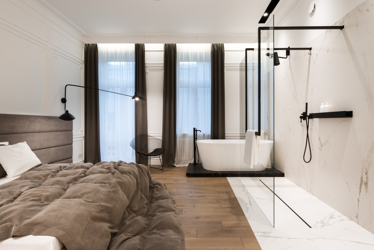 Łazienka połączona z sypialnią wykończona marmurowymi płytkami | proj. Nasciturus design