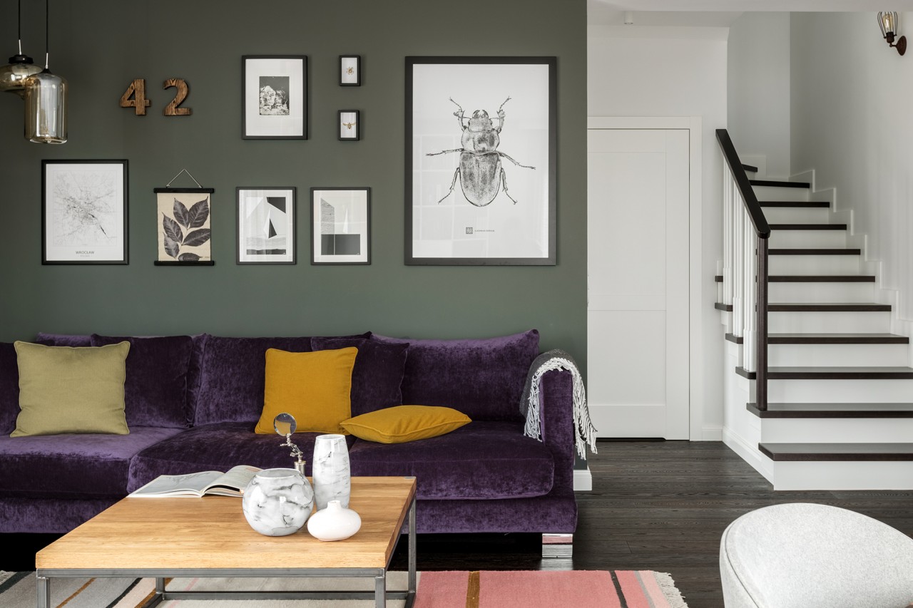 Sofa w salonie wykończona najmodniejszym w 2018 roku fioletem i welurem w projekcie Finchstudio