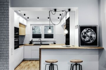 Biało - drewniana kuchnia z półwyspem | proj. BOLD Design