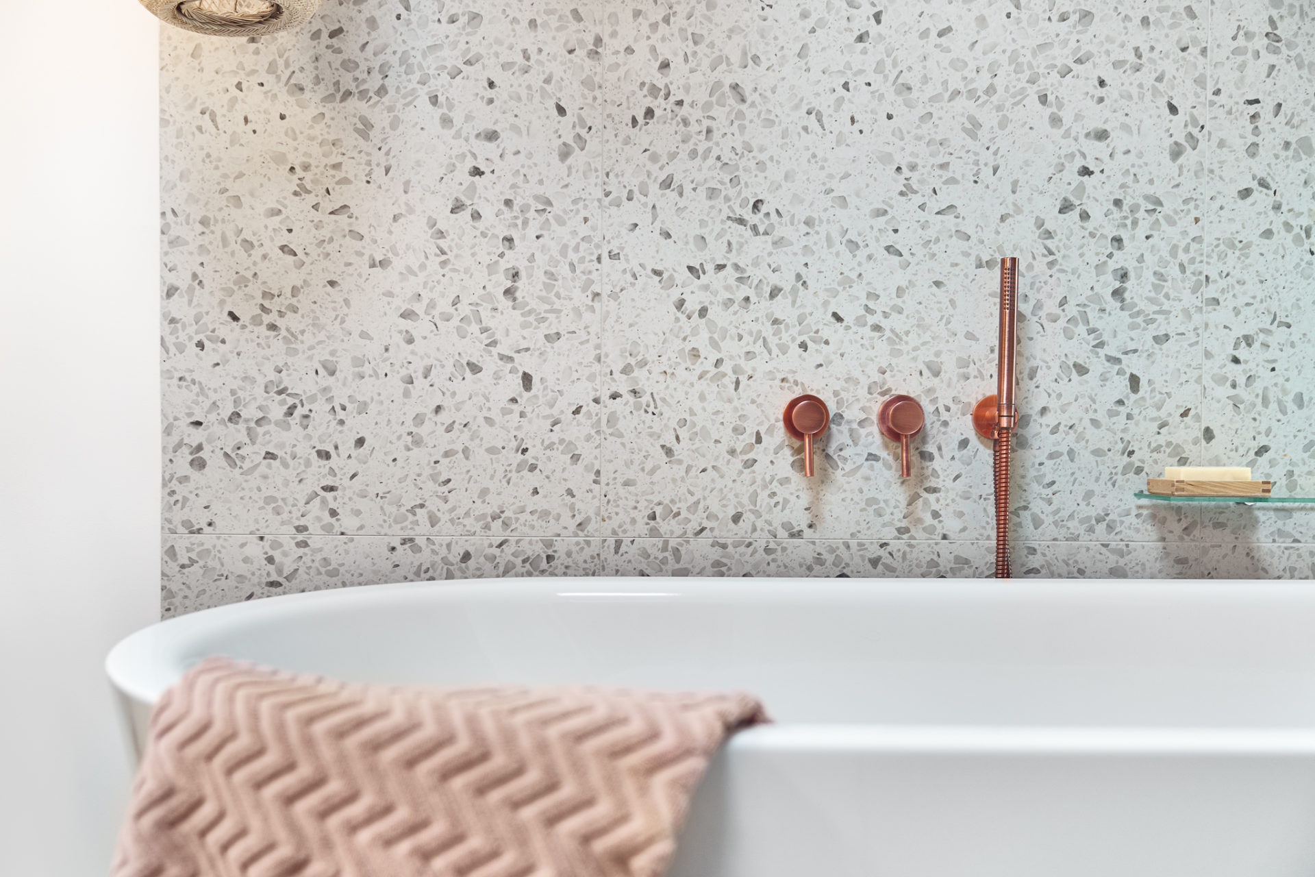 Formativ | Projekt łazienki z wanną wolnostojącą lastryko i złoto różowych baterii