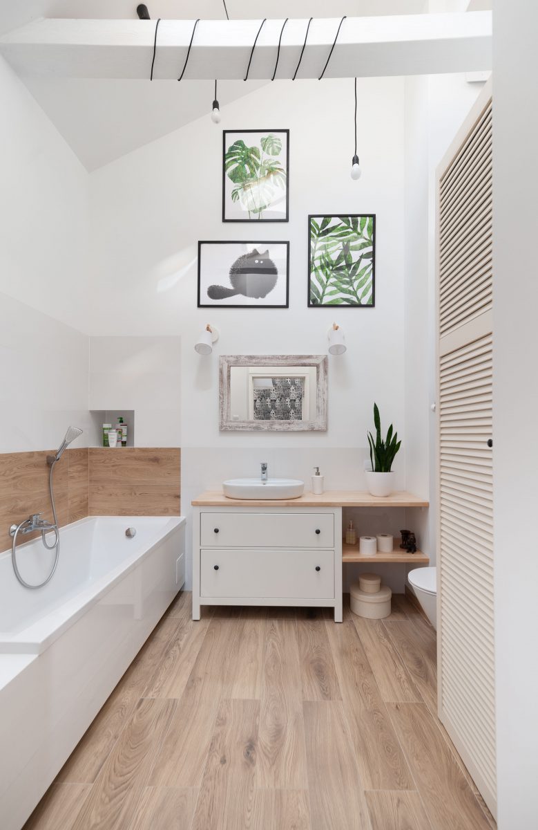 biało - drewniana łazienka