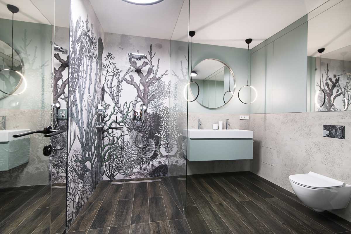 Miętowa łazienka z wodoodporną tapetą od Wall & Deco w projekcie łazienki (proj. Na Antresoli, fot. Agata Piątkowska