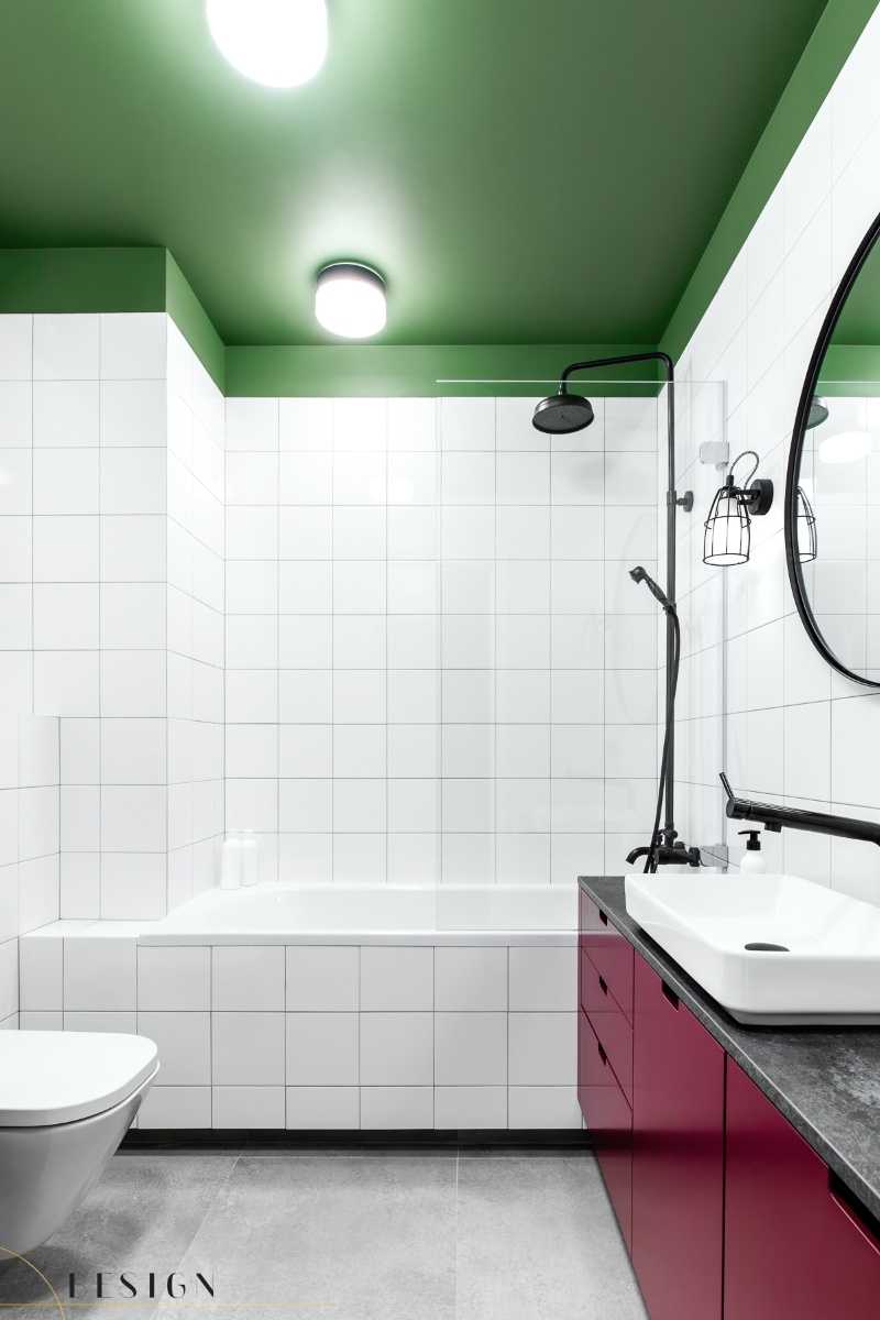 Zielony sufit w łazience | proj. Besign Studio