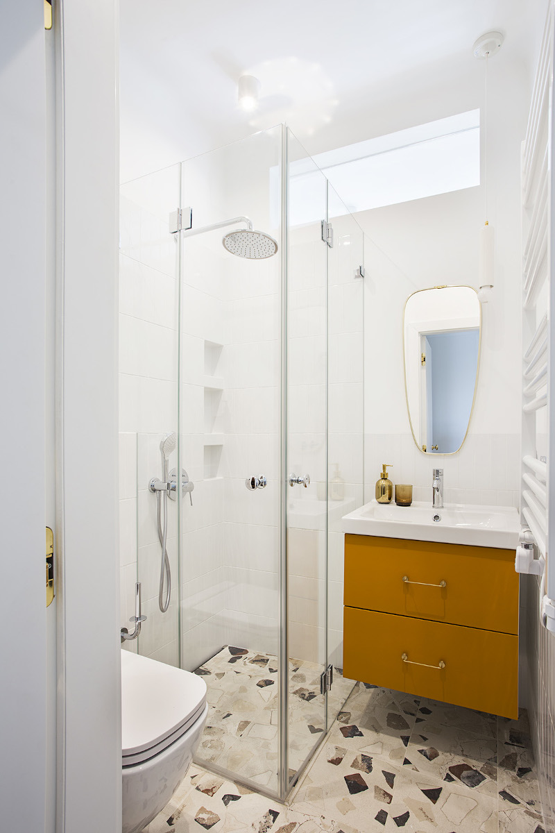 Mała łazienka dla gości z prysznicem | proj. Schudy Studio
