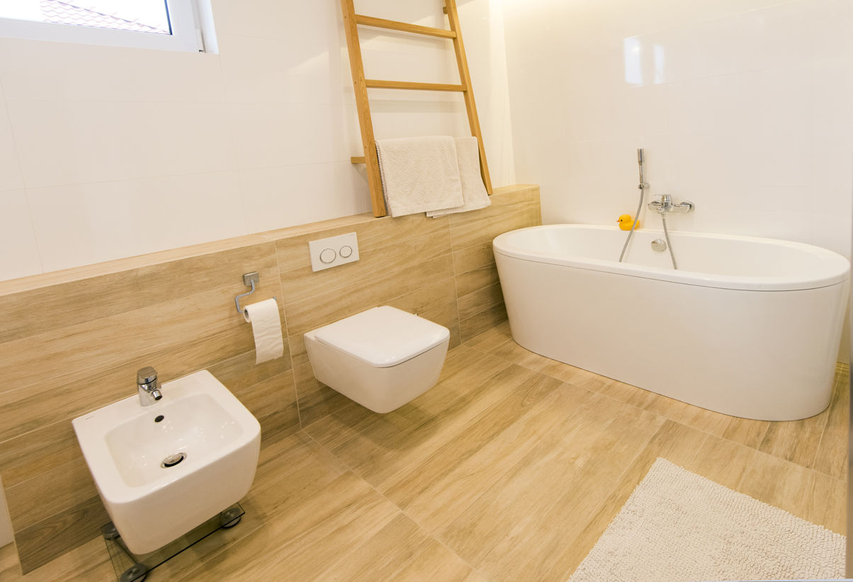 Использование большого количества дерева или материалов, имитирующих этот материал, - ванная комната в стиле хюгге |  разработан ConceptJoana