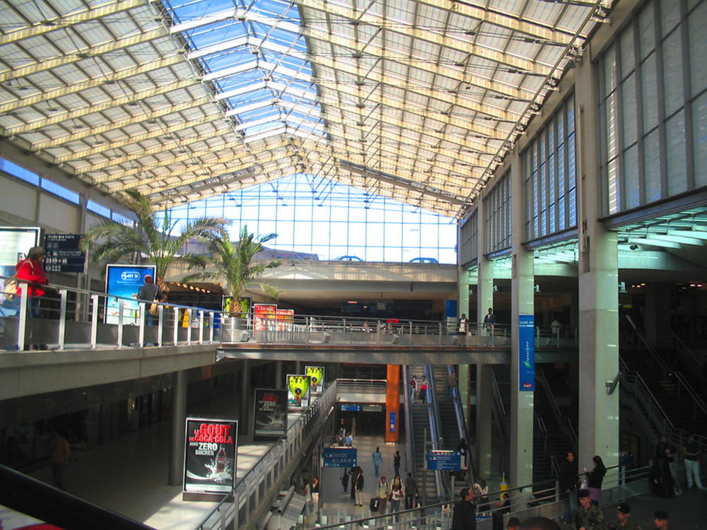 Gare_du_Nord_Paris_Hall_RER
