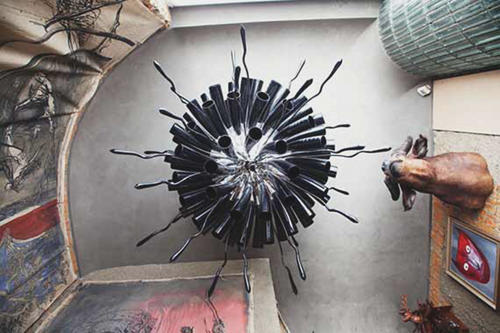 Jak-mieszka-Philippe-Starck-designerska-lampa-na-suficie