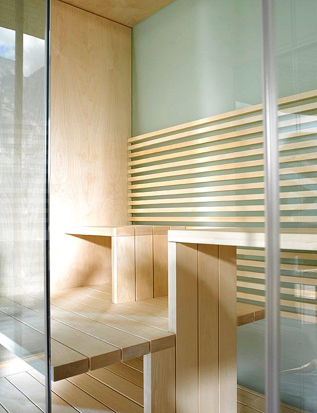 Wnętrze-sauny-Inipi-drewniane-siedzisko-i-podest
